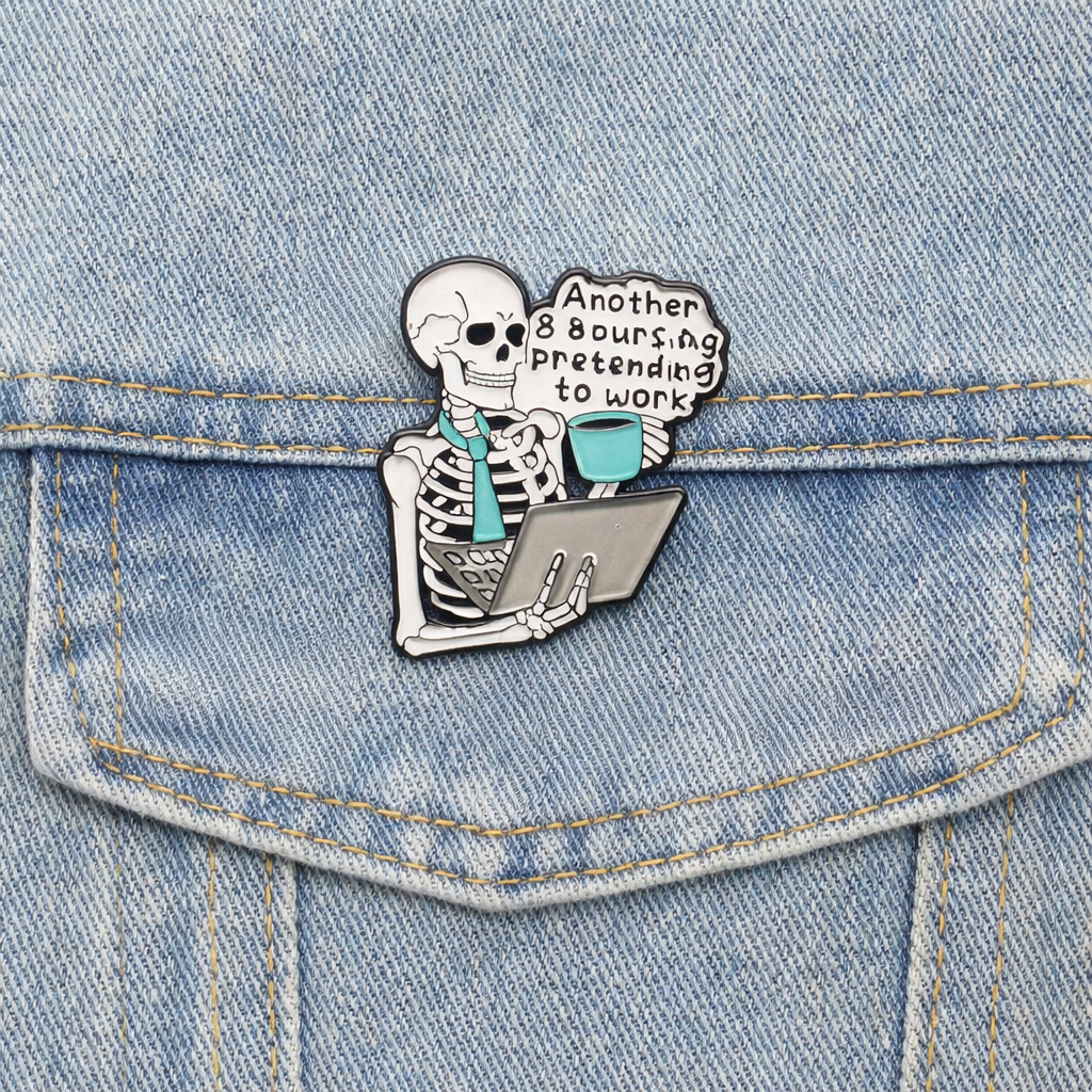 „Another 8 Hours of Pretending to Work" Skelett Emaille Pin