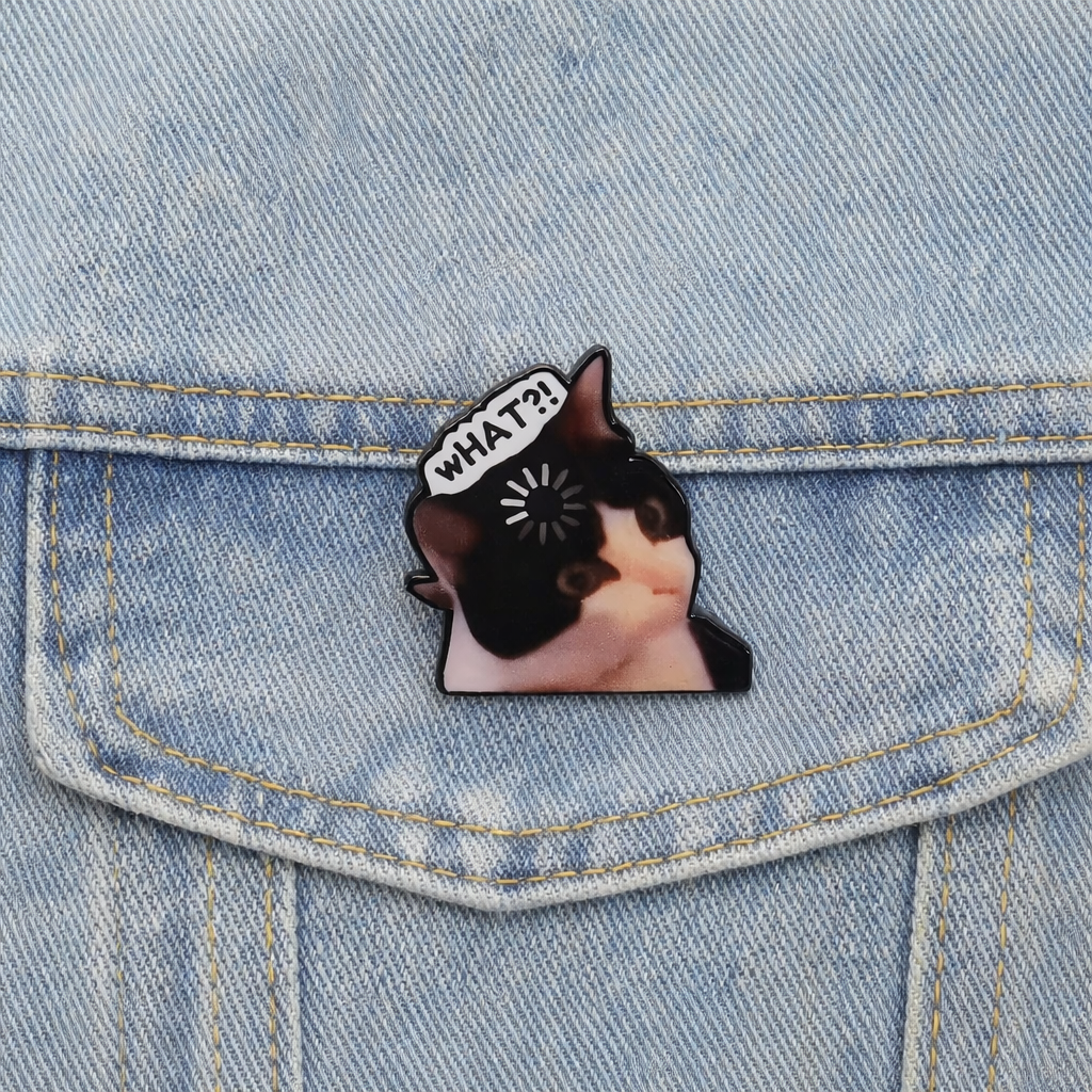 „What?!" Katzen Meme Emaille Pin