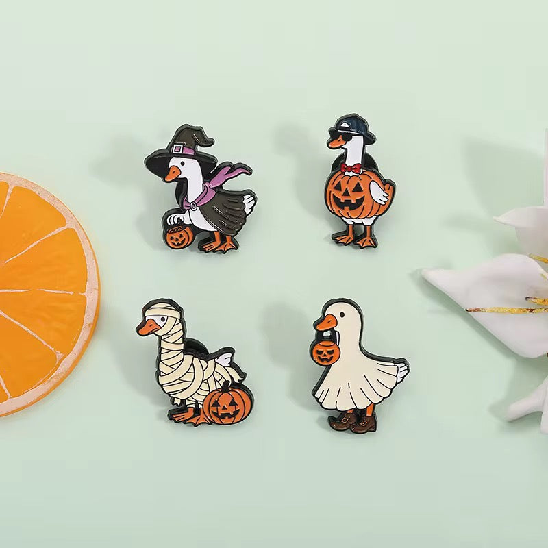 🪿🎃 Halloween Gänse Pin Set – 4er Emaille Anstecknadel