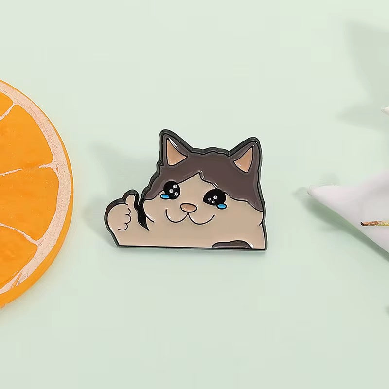 „Smile Through The Pain" Weinende Katzen Meme Emaille Pin